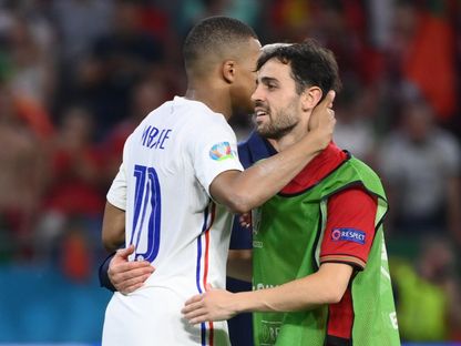 برناردو سيلفا يصافح كيليان مبابي خلال لقاء البرتغال وفرنسا في يورو 2020 - 24 يونيو 2021 - Reuters