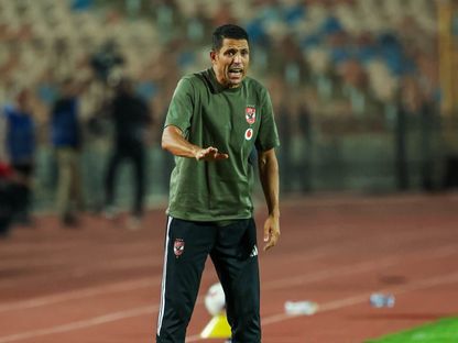 الحسين عموتة مدرب الأهلي المصري يوجه لاعبيه خلال مواجهة زد - 28 أغسطس 2026 - FACEBOOK/ALAHLY