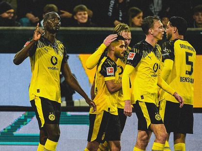 سيرهو غيراسي (يسار) بعد تسجيله هدفاً لبوروسيا دورتموند في مرمى أوغسبورغ - 31 أكتوبر 2025 - X/@BlackYellow