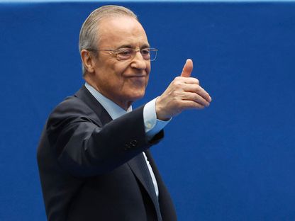 رئيس ريال مدريد فلورنتينو بيريز قبل تقديم كيليان مبابي في ملعب "سانتياغو برنابيو" - 16 يوليو 2024 - Reuters