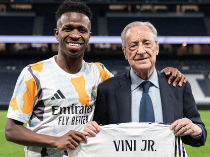 فينيسيوس جونيور مهاجم ريال مدريد مع رئيس النادي فلورنتينو بيريز بعد وصوله 200 انتصارا مع الملكي - 20 أبريل 2025 - Reuters