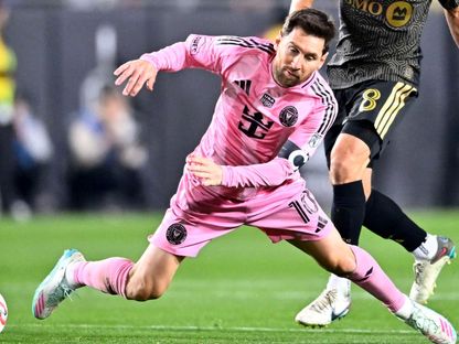 سقوط ليونيل ميسي في مباراة بين إنتر ميامي ولوس أنجلوس اف سي - 21 فبراير 2026 - Reuters