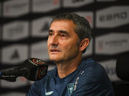 إرنستو فالفيردي مدرب أتلتيك بلباو في المؤتمر الصحافي الخاص قبل مواجهة برشلونة في نصف نهائي كأس السوبر الإسباني - 6 يناير 2026 - X/@aawsat_spt