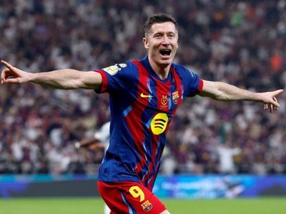 روبرت ليفاندوفسكي يحتفل بهدفه أمام ريال مدريد خلال فوز برشلونة بالسوبر الإسباني في جدة - 11 يناير 2026 - Reuters