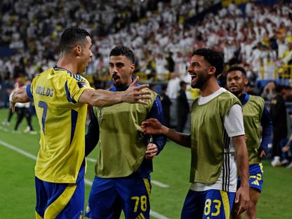 كريستيانو رونالدو نجم النصر السعودي يحتفل مع زملائه بتسجيل هدفه في مرمى العين الإماراتي بدوري أبطال آسيا للنخبة - 5 نوفمبر 2024 - Reuters