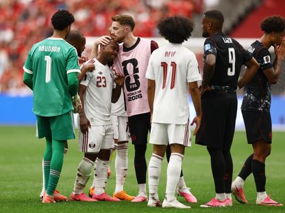 لاعب كندا يواسي عاصم مادبو لاعب قطر بعد طرده في مواجهة المنتخبين في كأس العالم - 18 يونيو 2026 - Reuters