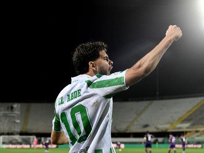 عبد الصمد الزلزولي لاعب ريال بيتيس يحتفل بتسجيل هدف في مرمى فيورنتينا بنصف نهائي دوري المؤتمر الأوروبي - 8 أبريل 2025 - Reuters