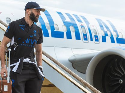 كريم بنزيما نجم الهلال لحظة وصوله لجدة قبل مواجهة الأهلي في نصف نهائي كأس الملك - 17 مارس 2026 - X/@Alhilal_FC