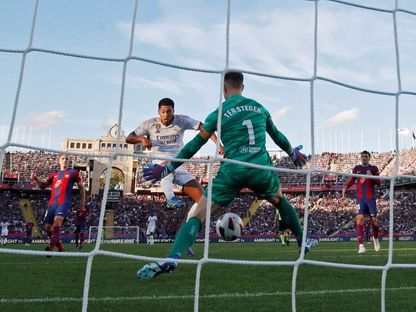 جود بيلينغهام يسجل هدف ريال مدريد الثاني في شباك برشلونة من بين قدمي الحارس تير شتيغن - 28 أكتوبر 2023 - reuters