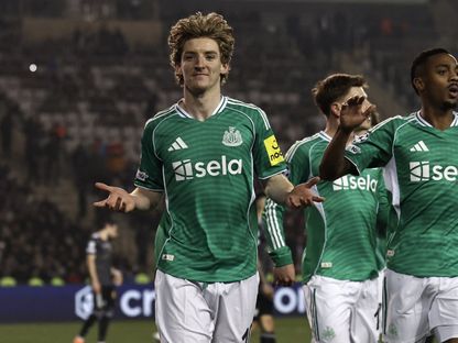 احتفال أنتوني غوردون لاعب نيوكاسل بتسجيل هدف في مرمى كاراباخ في دوري أبطال أوروبا - 18 فبراير 2026 - X/@nufc_ar