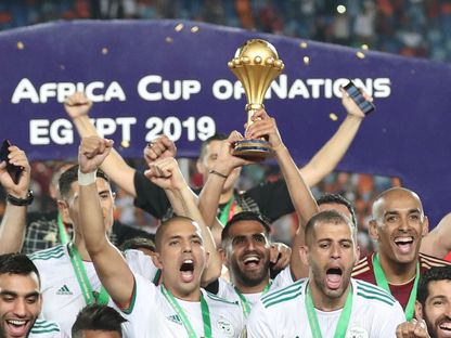 رياض محرز يرفع كأس الأمم الإفريقية بعد فوز الجزائر على السنغال في النهائي بمصر - 19 يوليو 2019 - Reuters
