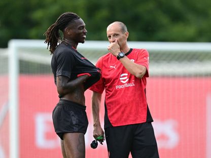 البرتغالي لياو في حديث مع المدرب الإيطالي ماسيميليانو أليغري في تدريبات ميلان استعداداً للموسم الجديد - 7 يوليو 2025 - Reuters