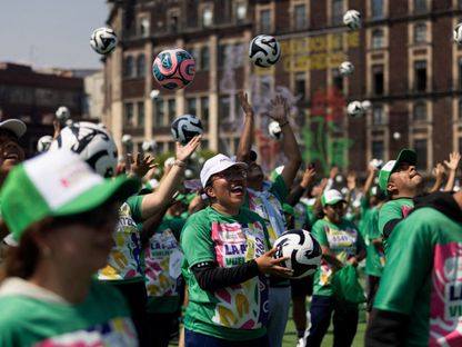 جزء من المشاركين في أكبر حصة تدريبية لكرة القدم في العالم في المكسيك - 15 مارس 2026 - Reuters