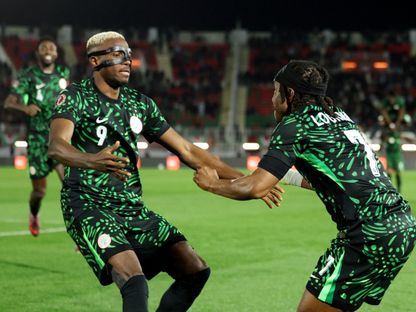 فيكتور أوسيمين وأديمولا لوكمان ثنائي هجوم نيجيريا يحتفلان بهدف أمام موزمبيق في كأس أمم إفريقيا - 5 يناير 2026 - Reuters