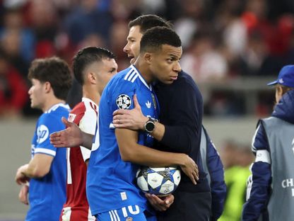 مدرب ريال مدريد تشابي ألونسو وكيليان مبابي بعد مباراة ضد أولمبياكوس في دوري أبطال أوروبا - 26 نوفمبر 2025 - REUTERS