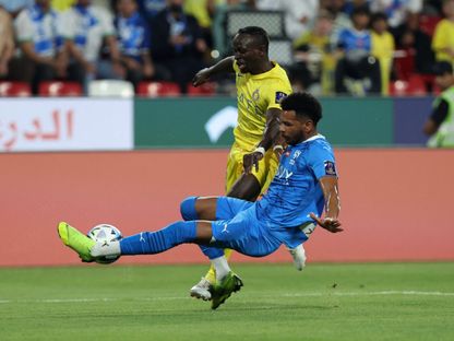 علي البليهي مدافع الهلال يتدخل بقوة أمام ساديو ماني لاعب النصر في ديربي الرياض بدوري روشن السعودي - 8 أبريل 2024 - Reuters