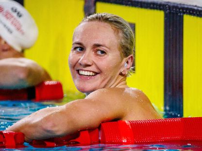 السباحة الأسترالية أريارن تيتموس تحتفل بعد تحطيم الرقم القياسي العالمي لسباق 200 م سباحة حرة - 12 يونيو 2024 - AFP