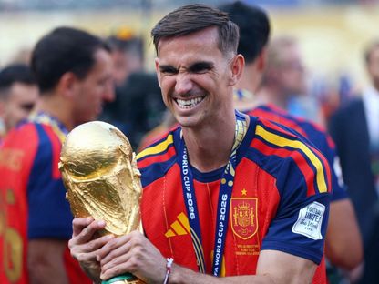 فابيان رويز لاعب وسط إسبانيا يحمل كأس العالم بعد التتويج على حساب الأرجنتين - 19 يوليو 2026 - reuters