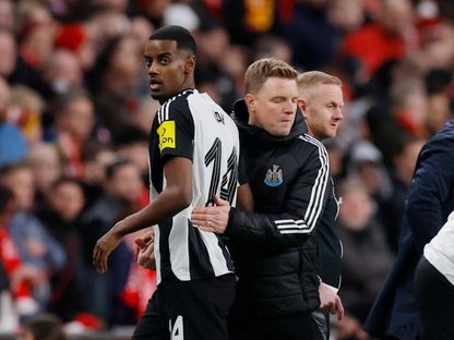 إيدي هاو مدرب نيوكاسل رفقة لاعبه ألكسندر إيزاك خلال مواجهة ليفربول بنهائي كأس الرابطة - 16 مارس 2025 - Reuters