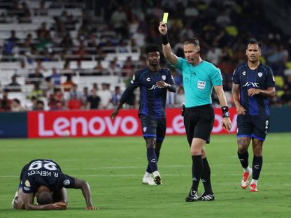 الحكم الهولندي داني ماكيلي خلال قيادته مواجهة الهلال السعودي أمام باتشوكا المكسيكي في كأس العالم للأندية - 26 يونيو 2025 - Reuters