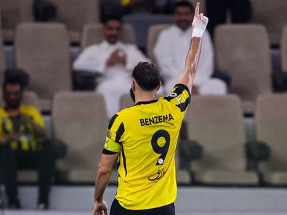 احتفال كريم بنزيما نجم الاتحاد بتسجيل هدف في مرمى الرياض بالدوري السعودي - 21 نوفمبر 2025 - X/@@ittihad
