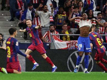 روبرت ليفاندوفسكي يحتفل بهدفه في مباراة أتلتيكو مدريد وبرشلونة بالدوري الإسباني - 4 أبريل 2026 - Reuters