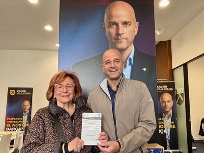 المرشح لرئاسة برشلونة خافيير فيلاجوانا مع والدته - 17 فبراير 2026 - X/@XaviVilajoana