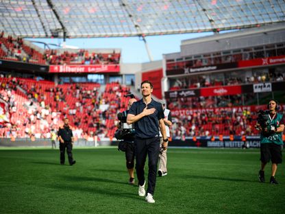 تشابي ألونسو يحيّي جمهور باير ليفركوزن بعد مواجهة بوروسيا دورتموند بالدوري الألماني - 11 مايو 2025 - X/@bayer04fussball