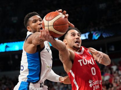 صراع على الكرة بين التركي شين لاركن واليوناني يانيس أنتيتوكومبو في نصف نهائي بطولة أوروبا لكرة السلة - 12 سبتمبر 2025 - Reuters