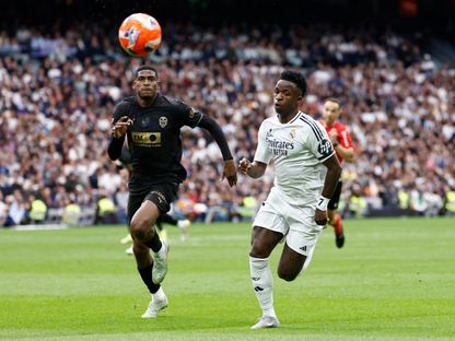 كريستيان موسكيرا مدافع فالنسيا في صراع على الكرة مع فينيسيوس جونيور مهاجم ريال مدريد في الدوري الإسباني - 5 أبريل 2025 - Reuters