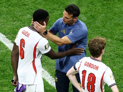 مدرب الأرجنتين ليونيل سكالوني يواسي مارك غيهي مدافع إنجلترا بعد نصف نهائي كأس العالم - 16 يوليو 2026 - reuters