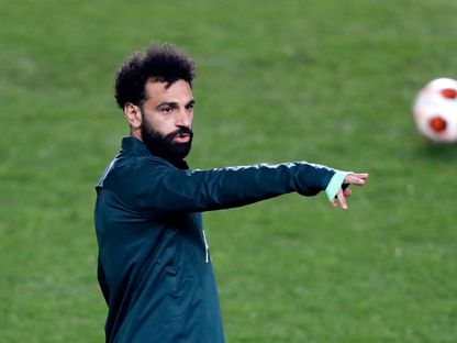 محمد صلاح لاعب ليفربول يقوم بعملية الإحماء قبل مواجهة سبارتا براغ - 7 مارس 2024 - REUTERS