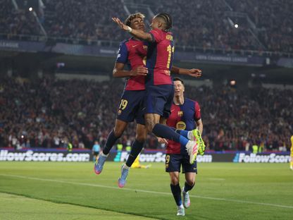 لامين يامال ورافينيا يحتفلان بهدف لبرشلونة  في مرمى بوروسيا دورتموند بدوري أبطال أوروبا - 9 أبريل 2025 - Reuters