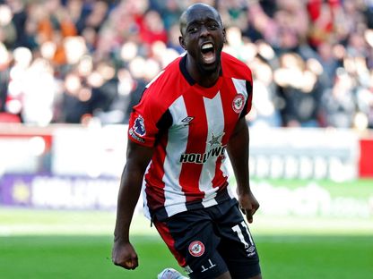 لاعب برينتفورد يوان ويسا يحتفل بالتسجيل ضد برايتون في الدوري الإنجليزي الممتاز - 19 أبريل 2025 - ٌReuters