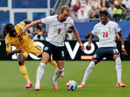 هاري كين وجيديون مينساه خلال مباراة إنجلترا وغانا بكأس العالم - 23 يونيو 2026 - Reuters