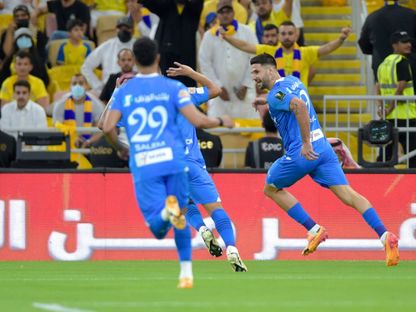 لاعبون من الهلال يحتفلون بتسجيل هدف في مرمى النصر بنهائي كأس خادم الحرمين الشريفين - 31 مايو 2024 - X/@KingCupSA