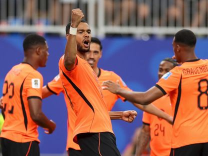 احتفال كودي غاكبو مهاجم هولندا مع زملاء بتسجيل هدف في مرمى السويد بكأس العالم - 20 يونيو 2026 - X/@OnsOranje