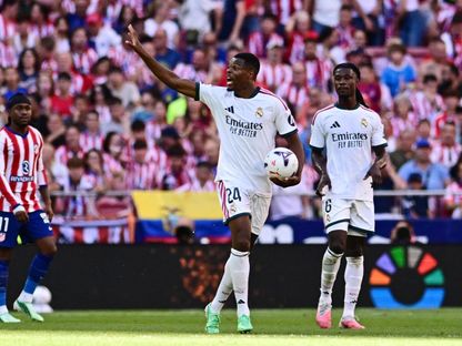 الهولندي دينزل دومفريس لاعب ريال مدريد خلال مواجهة الديربي أمام أتلتيكو في الدوري الإسباني - 20 سبتمبر 2026 - REUTERS