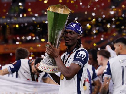 إيف بيسوما لاعب توتنهام يحمل كأس الدوري الأوروبي بعد تتويج الفريق باللقب على حساب مانشستر يونايتد - 21 مايو 2025 - Reuters