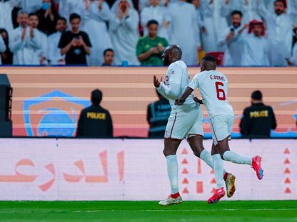 لاعبون من الدرعية يحتفلون بتسجيل هدف في مرمى العلا خلال مباراة الفريقين للتتويج بلقب دوري الدرجة الثانية السعودي - 14 أبريل 2025 - X/@diriyahclub