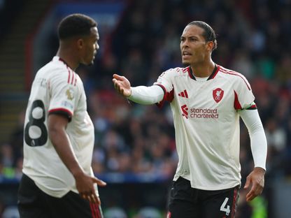 فيرجيل فان دايك قائد ليفربول (يمين) يتحدث إلى ريان غرافينبيرخ خلال مواجهة كريستال بالاس - 27 سبتمبر 2025 - Reuters