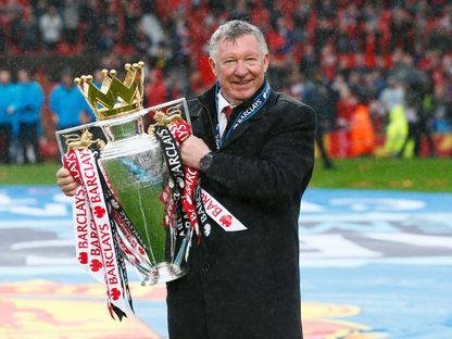 مدرب مانشستر يونايتد السير أليكس فيرغسون يحمل كأس الدوري الإنجليزي الممتاز - 12 مايو 2013 - Action Images / Jason Cairnduff