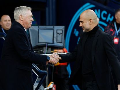 بيب غوارديولا مدرب مانشستر سيتي يسلم على كارلو أنشيلوتي مدرب ريال مدريد قبل مواجهة الفريقين في دوري أبطال أوروبا - 17 أبريل 2024 - REUTERS