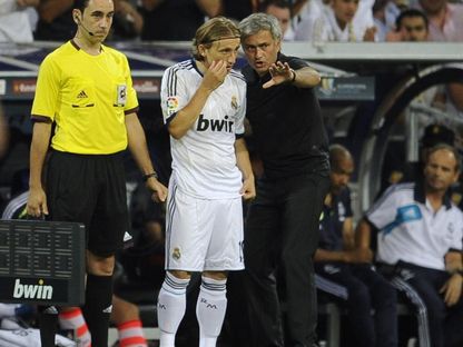 جوزيه مورينيو مدرب ريال مدريد السابق ولوكا مودريتش خلال ظهوره الأول مع الفريق - 21 مايو 2025 - x@_LGalacticos