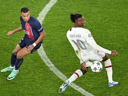 كيليان مبابي ورافاييل لياو خلال مباراة باريس سان جيرمان وميلان في دوري أبطال أوروبا - AFP