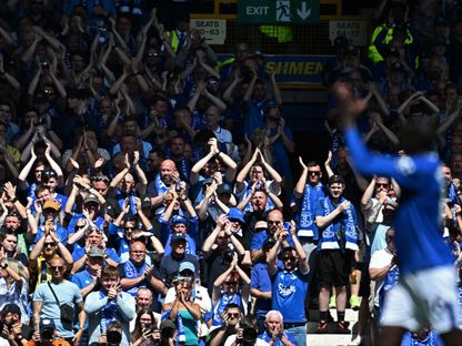 عبد الله دوكوري لاعب إيفرتون يودع المشجعين في آخر مباراة بملعب غوديسون بارك - 18 مايو 2025 - Reuters