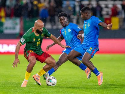 بريان مبيومو مهاجم الكاميرون يحاول مراوغة لاعبي الكونغو الديمقراطية خلال مواجهة الفريقين في الملحق الإفريقي المؤهل لكأس العالم 2026 - REUTERS