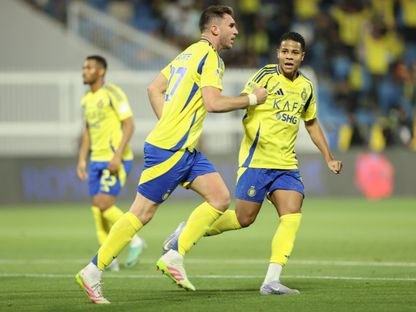لاعبون من النصر يحتفلون بتسجيل هدف في مرمى ضمك بدوري روشن السعودي - 22 أبريل 2025 - X/@aawsat_spt