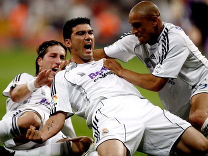 خوسيه أنطونيو رييس يحتفل بهدفه التاريخي مع ريال مدريد رفقة سيرخيو راموس وروبرتو كارلوس أمام مايوركا - 17 يونيو 2007 - Reuters