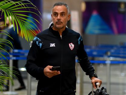 جوزيه غوميز مدرب الزمالك أثناء السفر مع الفريق إلى ليبيا لمواجهة النصر في مباراة اعتزال خالد حسين - 13 نوفمبر 2024 - X@ZSCOfficial